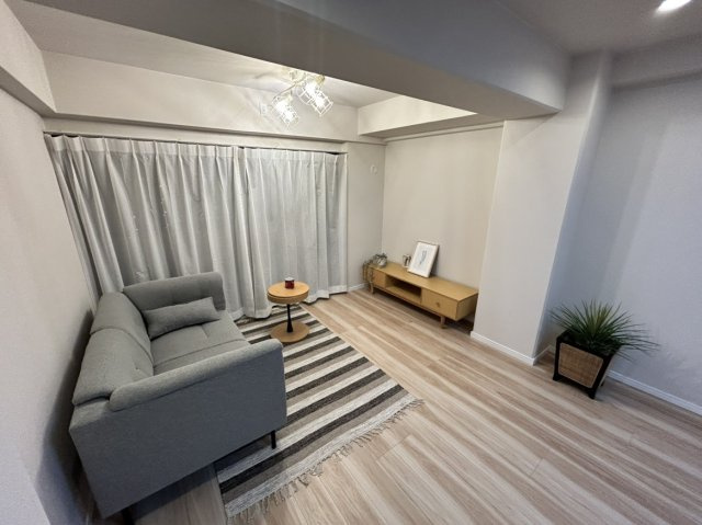 【居間・リビング】フローレスタ学園前 