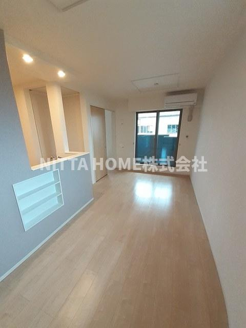 マーベラスの居間・リビング|１１．８帖のリビングルームは南向きでバルコニーを設置◇