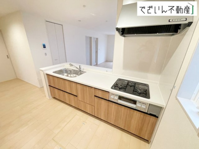 【キッチン】 | Livele Garden.S鴻巣市屈巣第4【平屋】新築住宅 | ≪2号棟≫ご家族みんなで調理ができる位のスペースのキッチン空間となっております。みんなで作った料理を召し上がりながらの会話は、自然と笑いが絶えない空間がそこに広がります。
現地(2025年10月撮影)