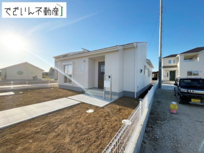 【外観】 | Livele Garden.S鴻巣市屈巣第4【平屋】新築住宅 | ≪2号棟≫爽やかな青空の下に贅沢なほどに降り注ぐ陽光、豊かな居住性と、クオリティが見事に調和した住空間は、住まうことの喜びを感じさせてくれます。
現地(2025年11月撮影)