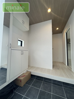 【玄関】 | リビング階段　当社の近隣物件　栄町　全3棟　1号棟 | 同仕様施工例