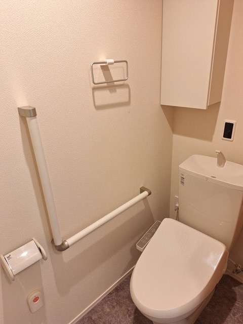 （シニア限定）ヘーベルVillage堀ノ内のトイレ|トイレは洗浄暖房便座付き／緊急通報スイッチ