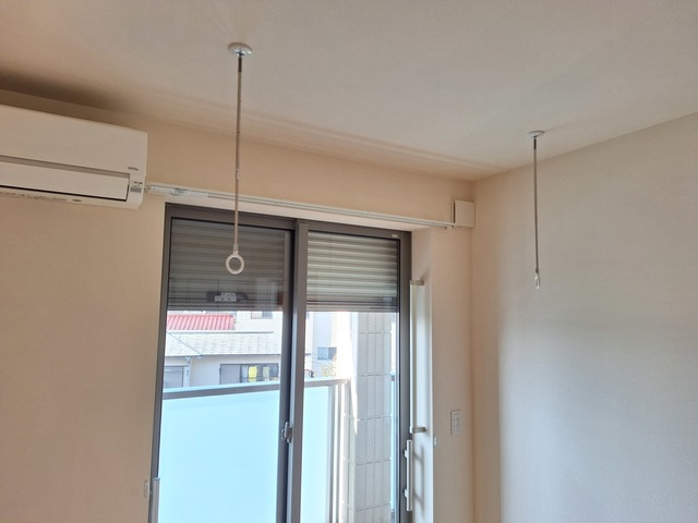 （シニア限定）ヘーベルVillage堀ノ内の内装|便利な室内物干しフック付き