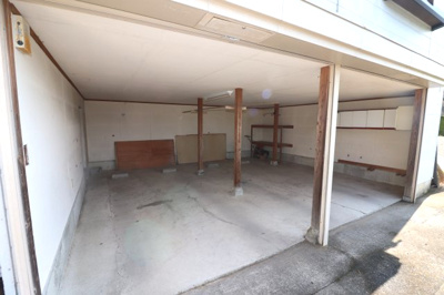 【駐車場】 | さつま町田原字柴立 戸建 | 車庫1