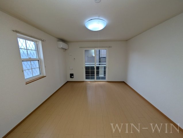 ヴィラス新栄の洋室