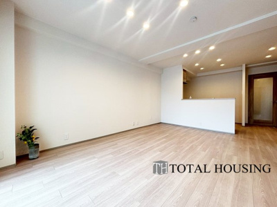 【居間・リビング】 | ライオンズマンション円山第2 | ご家族みんなで長い時間を過ごすリビングは一番居心地のいいものであって欲しいですね。開放感のある広々リビングに光と風を呼び込みます。収納も多く快適な住空間を実現します。