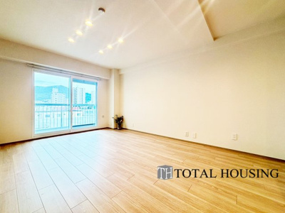 【居間・リビング】 | ライオンズマンション円山第2 | 室内にいても、たっぷりの陽光と爽やかな風を感じて頂ける、開放感あふれるリビングです。
ご家族と穏やかに過ごす、心地の良い時間が流れます。