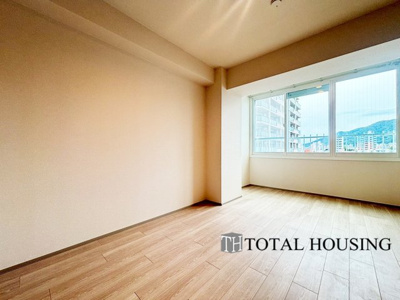 【洋室】 | ライオンズマンション円山第2 | 洋室　約7.4帖
心と体をゆったりと安らげる洋室。お部屋のゆとりが大きい分だけ、暮らしの安らぎは深まります。次の日を心地よく迎えたいから、頑張った自身の心と体を労わる設計へ。