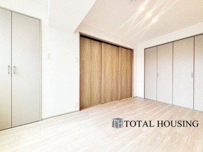 【洋室】 | ライオンズマンション円山第2 | 洋室　約7.4帖
LDKと隣接した洋室はリビングから目が届く場所なので、お子様の遊び部屋・お昼寝スペースとして使うのもオススメです♪