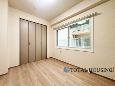 【洋室】 | ライオンズマンション円山第2 | 洋室　約4.2帖
充分な広さと収納機能を備えた部屋はお子様の自発性と成長を促します。お子様の成長を支える、勉強や好きなことに没頭する学びの空間にどうぞ。