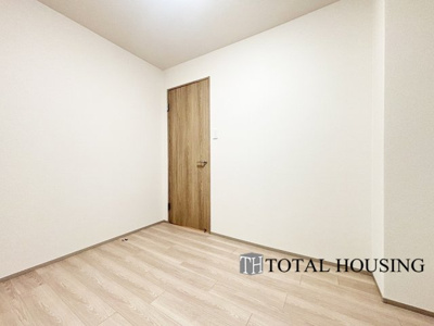 【洋室】 | ライオンズマンション円山第2 | 洋室　約4.2帖
シンプルな内装はどんな家具ともぴったり。お好みのテイストに仕上げていくのも楽しみの一つです。