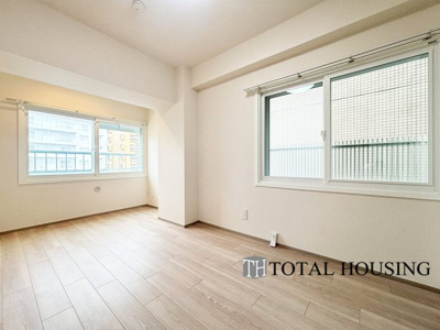 【洋室】 | ライオンズマンション円山第2 | 洋室　約6.5帖
お陽さまの光をさわやかな風をたっぷりとりこめます。室内はいつも明るい印象なので気持ちの良い朝を迎えられます。毎日の生活も明るくなりそうです。間取りも使いやすく大きなベッドも置けます♪