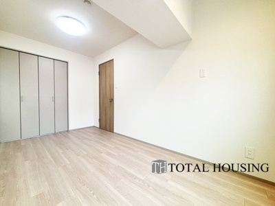 【洋室】 | ライオンズマンション円山第2 | 洋室　約6.5帖
広々とした居住空間は日々の暮らしを彩り、心のやすらぎと満足感を与えてくれます。通風と採光を考慮した設計は子供たちはのびのび育ち、家族でくつろぎと団らんを生み出します。