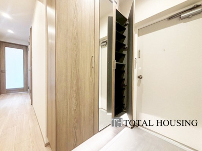 【玄関】 | ライオンズマンション円山第2 | 出勤前の身支度チェックに欠かせない姿見を玄関に備え付けました。気持ちの良い一日の始まりは笑顔でスタート！