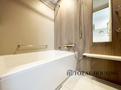 【浴室】 | ライオンズマンション円山第2 | アクセントパネルで落ち着きのある雰囲気を演出したバスルーム♪毎日の疲れを癒やすバスタイムをお楽しみ下さい！浴室換気乾燥暖房機付きで、ジメジメした季節や雨の日には、浴室内干しも可能！