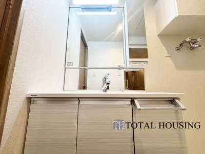 【独立洗面台】 | ライオンズマンション円山第2 | シャワー付水栓で洗面台でのシャンプーや毎日の掃除に大変便利ですね♪十分な大きさの洗面台は、身だしなみチェックや歯磨きなど、朝の慌ただしい時間でも余裕とゆとりを感じて頂けます。