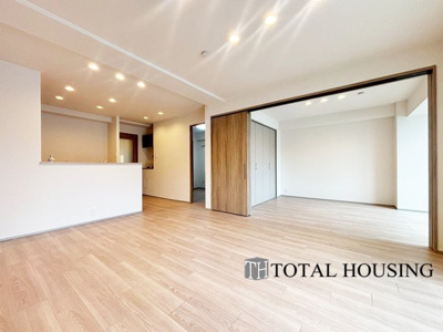 【居間・リビング】 | ライオンズマンション円山第2 | 居室と隣接しており、引き戸を開放してリビングに空間を作ることもできます。リビングは毎日の暮らしの質を左右するメインステージ。住む人が快適に、健やかに過ごせるリビングで憩いの時間を。