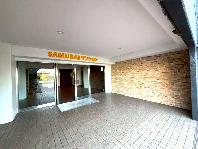 SAMURAIマンションのエントランス