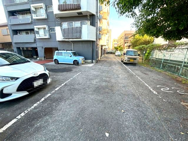 SAMURAIマンションの駐車場