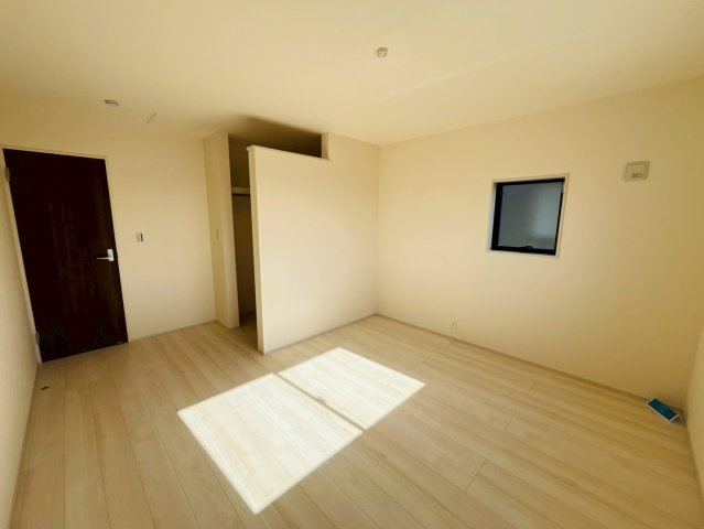 【Livele Garden】　古河市鴻巣　第６　全4邸の洋室|〇２号棟　洋室　8.5帖〇
ウォークインクローゼット付きの主寝室♪大きなベッドを置いてもゆとりのある広さです（＾＾）
2026年1月撮影