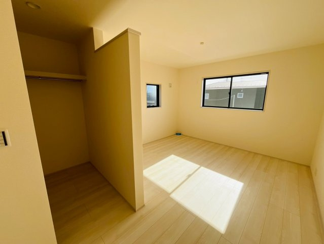 【Livele Garden】　古河市鴻巣　第６　全4邸の洋室|〇２号棟　洋室　8.5帖〇
各居室収納付き！窓から明るい日差しが差し込みます♪
2026年1月撮影