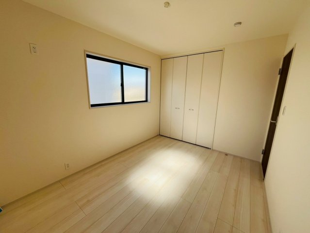 【Livele Garden】　古河市鴻巣　第６　全4邸の洋室|〇２号棟　洋室　6帖〇
各居室に収納がございますので最大限お部屋を広く使うことができます♪
2026年1月撮影