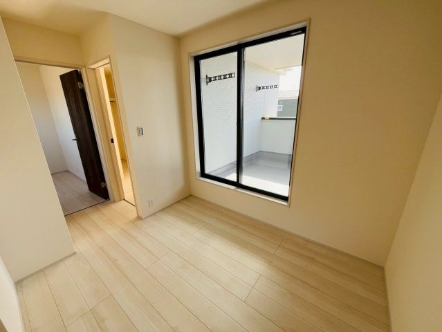 【Livele Garden】　古河市鴻巣　第６　全4邸のその他|〇２号棟　2階ホール〇
ホールからバルコニーへ出入りすることが出来るのでお布団を干す際に便利です♪
2026年1月撮影