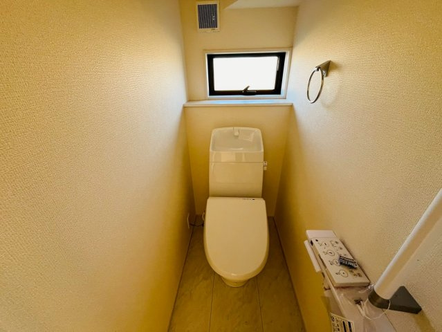 【Livele Garden】　古河市鴻巣　第６　全4邸のトイレ|〇２号棟　トイレ〇
デットスペースをうまく活用した1階トイレ。うれしい手すり＆タオル掛け付き♪
2026年1月撮影
