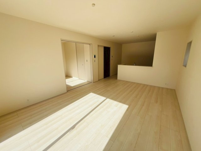 【Livele Garden】　古河市鴻巣　第６　全4邸の居間・リビング|〇２号棟　リビング〇
明るいリビング。続き間の洋室と合わせると更に開放的な空間が広がります♪
2026年1月撮影