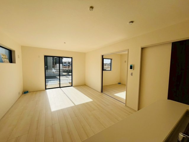 【Livele Garden】　古河市鴻巣　第６　全4邸の居間・リビング|〇２号棟　リビング〇
爽やかなホワイトで統一されたリビングは光を反射し、明るい空間を作り出します。
2026年1月撮影