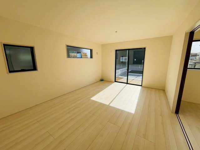 【Livele Garden】　古河市鴻巣　第６　全4邸の居間・リビング|〇２号棟　リビング〇
南面には掃出し窓があり、とても明るいリビングです♪
2026年1月撮影