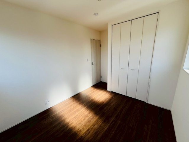 【Livele Garden】　古河市鴻巣　第６　全4邸の洋室|〇４号棟　洋室　5.25帖〇
各居室に収納がございますので最大限お部屋を広く使うことができます♪
2026年2月撮影