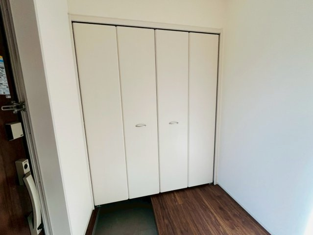 【Livele Garden】　古河市鴻巣　第６　全4邸の玄関|〇４号棟　玄関〇
お家の顔にもなる明るい玄関。シューズクロークにご家族分の靴をしまうことができるので、いつでもスッキリ綺麗な玄関を保てます♪
2026年2月撮影