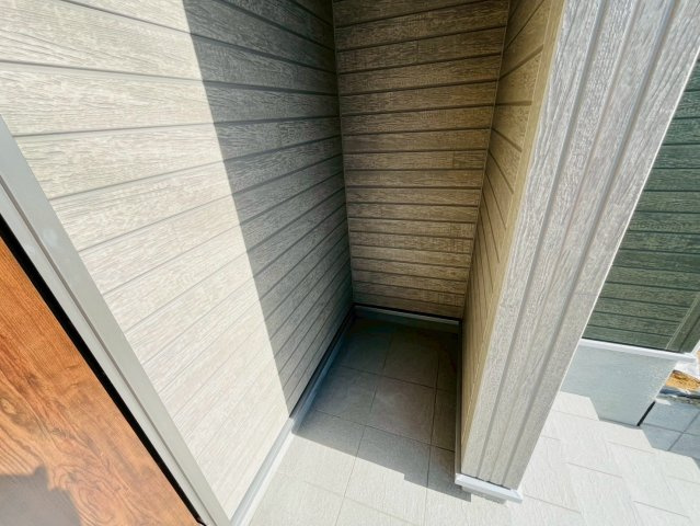 【Livele Garden】　古河市鴻巣　第６　全4邸の玄関|〇４号棟　玄関〇
玄関ポーチには屋根がついておりますので傘置きなど置いてもいいですね（＾＾）
2026年2月撮影