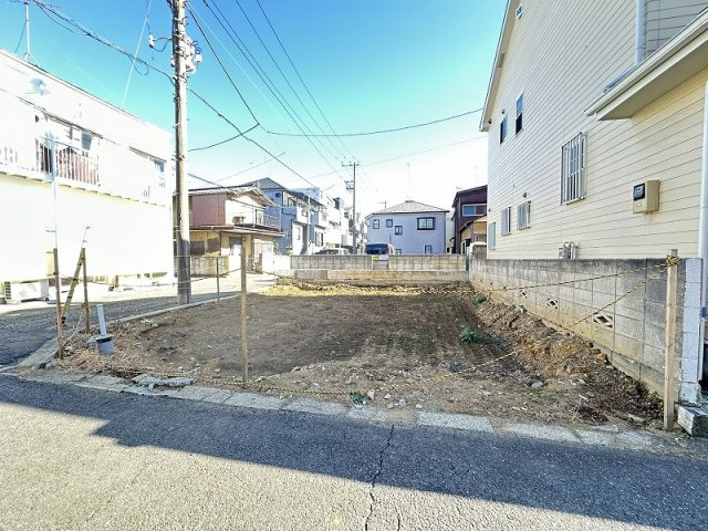 【外観】 | 新座市東3丁目　建築条件なし売地　全1区画　(志木本店) | 現地（2026年1月）撮影／建築条件なし売地。角地につき開放感のある立地です。