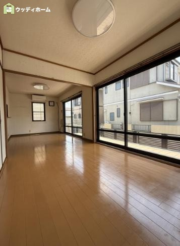 越谷市蒲生南町　中古一戸建ての居間・リビング