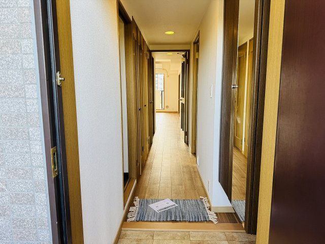 ネオハイツ八王子明神町の玄関|～大容量収納可能、姿見付きのシューズボックス～