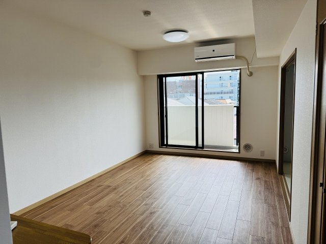 ネオハイツ八王子明神町の居間・リビング|～13.8帖の明るいLDKで、家族団欒の時間をお過ごしいただけます～