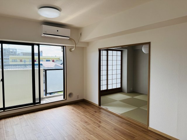 ネオハイツ八王子明神町の居間・リビング|～13.8帖の明るいLDKで、家族団欒の時間をお過ごしいただけます～