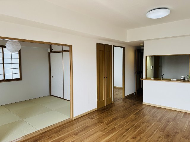 ネオハイツ八王子明神町の洋室|～13.8帖の明るいLDKで、家族団欒の時間をお過ごしいただけます～