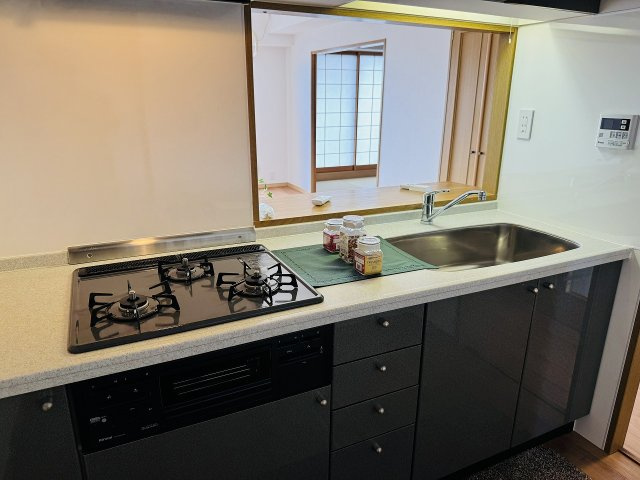 ネオハイツ八王子明神町の内装|～リビング側の家族とコミュニケーションをとりやすいキッチンです～