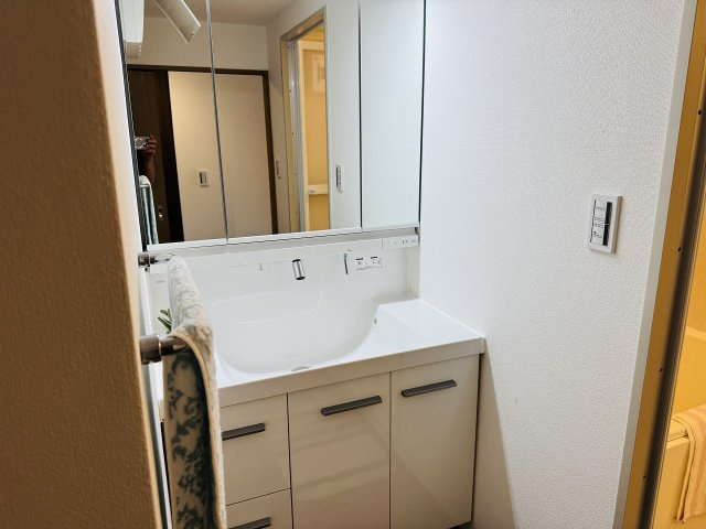 ネオハイツ八王子明神町の独立洗面台|～新規交換済、３面鏡付きの独立洗面台　細々している物をスッキリ収納出来ます～