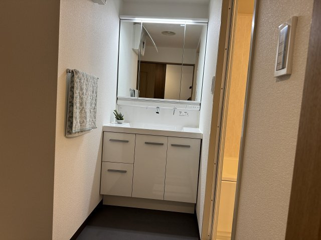 ネオハイツ八王子明神町の脱衣所|～クロスも全面交換済で清潔感のある脱衣所～