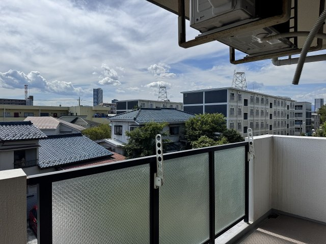 ネオハイツ八王子明神町のバルコニー|～2ヶ所から出入り可能なバルコニー　陽当たり良好、洗濯物がよく乾きそうです～