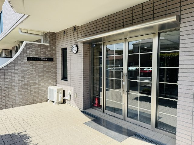 ネオハイツ八王子明神町のエントランス|～管理形態は全部委託式　キレイにメンテナンスされているマンションです～