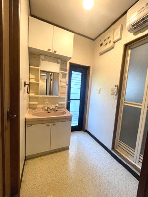 【洗面所】 | 中古一戸建　高知市桜井町1丁目 | ２階脱衣室