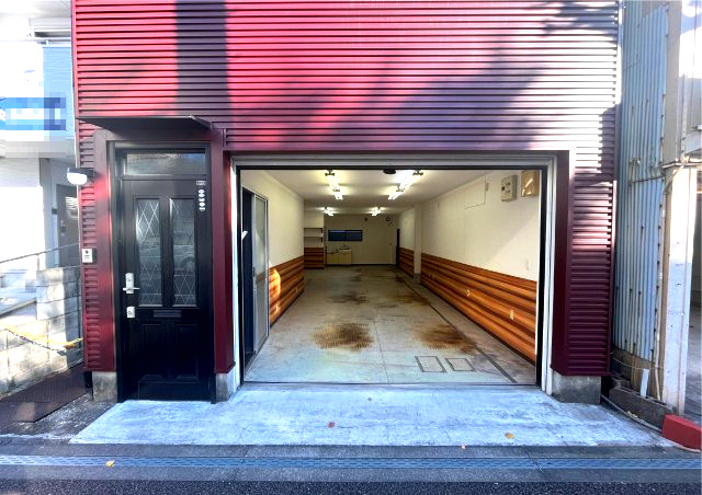 【駐車場】 | 中古一戸建　高知市桜井町1丁目 | シャッターガレージ。2台駐車可。