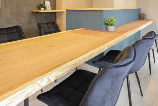 【ダイニング】 | ザ・草津タワー COLORS工務店リノベーションツアー有 | 天然木のダイニングテーブル。お食事も事務作業も
行うことができます！