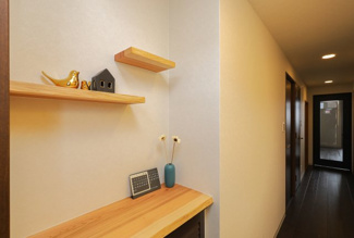 【玄関】 | ザ・草津タワー COLORS工務店リノベーションツアー有 | 施工事例です。天然木の玄関造作棚♪
