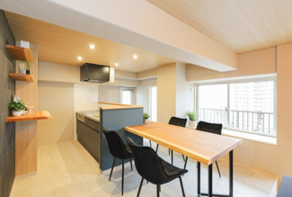 【居間・リビング】 | ザ・草津タワー COLORS工務店リノベーションツアー有 | ＣＯＬＯＲＳ工務店の施工事例です。15.8帖のリビングをあなた仕様に
素敵にリノベーションしませんか？